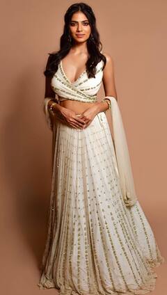 Malavika mohanan : பூவே காதல் பூக்கும் பூவே...நடிகை மாளவிகா மோகனின் க்யூட் க்ளிக்ஸ் !