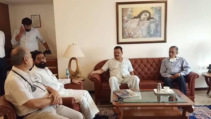 मुख्यमंत्र्यांनी संजय शिरसाट यांची भेट घेऊन त्यांच्या प्रकृतीची आस्थेने विचारपूस केली.