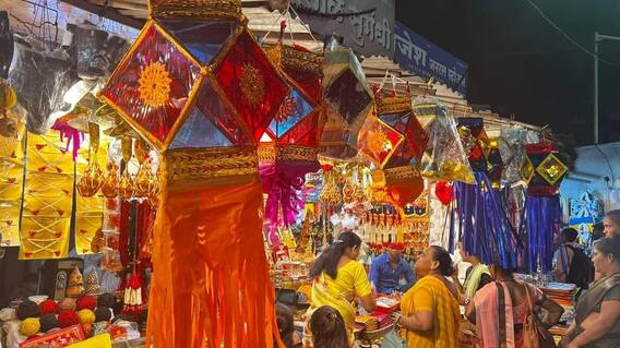 बाजारपेठांत पुणेकरांची तुफान गर्दी!