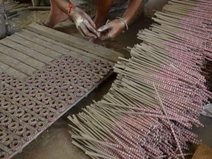 சங்கு சக்கரங்களை அதன் பிரேம்களில் அடுக்கும் முறை.