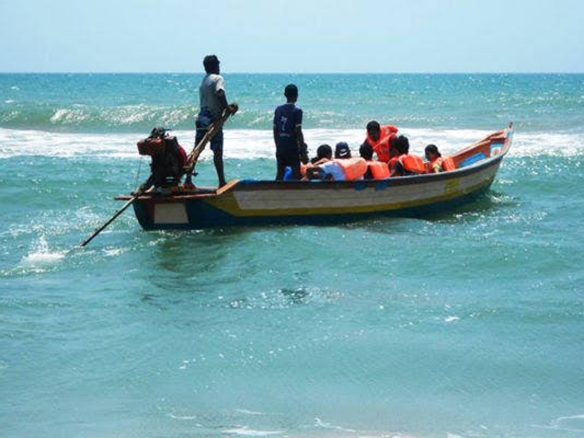 கொட்டும் மழையில் கடலுக்கு மீன் பிடிக்க சென்ற குமரி மீனவர்கள்!