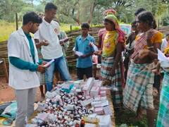 नदी-पहाड़ों को पार कर नक्सल प्रभावित गांवों में पहुंची मेडिकल टीम, दवा-मच्छरदानी बांटी
