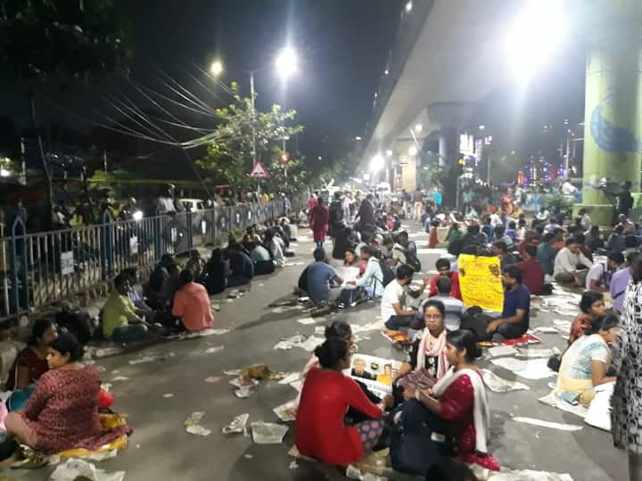 তাঁদের কথায় কথায়, 'এতদিন ধরে ন্যায্য চাকরি পাওয়ার জন্য কিছু করতেই তো বাকি রাখিনি আমরা। সবটা দিয়ে লড়াই করার পরও সব পথ বন্ধ হয়ে গেছে দেখেই তো এই চূড়ান্ত পথ বেছে নিতে বাধ্য হয়েছি।'