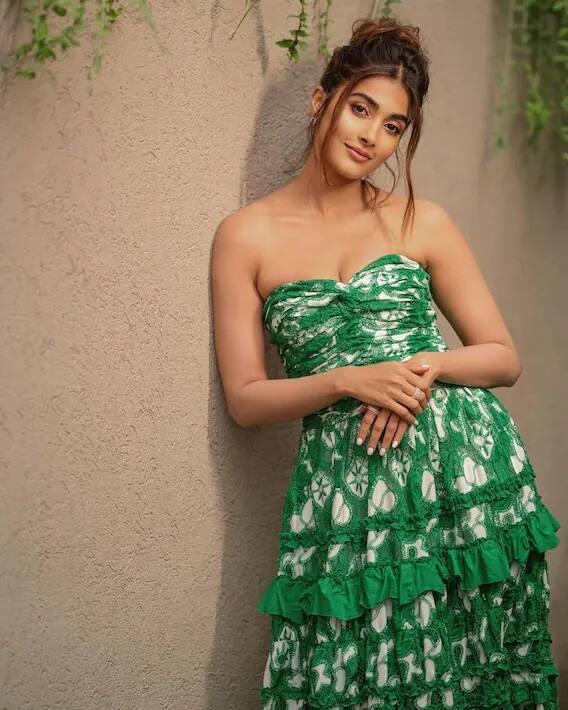 પૂજા હેગડેના વર્કફ્રન્ટની વાત કરીએ તો પૂજા હેગડે બૉલીવુડમાં એક્ટર ઋત્વિક રોશનની સાથે મોહનજોદાડો અને અક્ષય કુમારની સાથે હાઉસફૂલ 4 જેવી સુપરહિટ ફિલ્મોમાં કામ કરી ચૂકી છે.