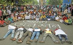 অনশনের ৫৩ ঘণ্টা, ধর্নার ৭৪ ঘণ্টা পার! চাকরির দাবিতে অনশনে অবরুদ্ধ করুণাময়ী