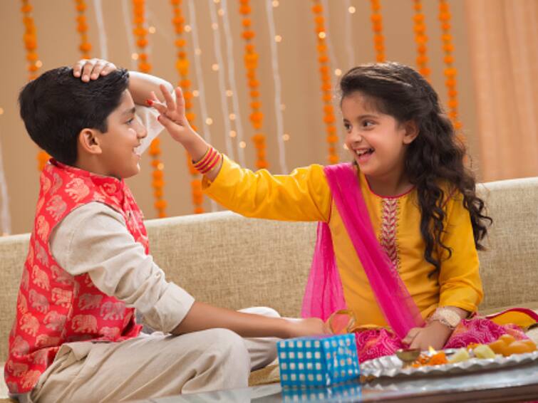 Bhai Dooj 2022 Date Shubh Muhurt Tilak Time Puja Vidhi do these upay remove all problem of brother Bhai Dooj 2022 Muhurt: आज इतने बजे तक ही रहेगा भैया दूज, इस मुहूर्त करें तिलक, दूर होंगे भाई के सारे दुःख