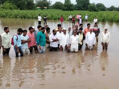 PHOTO: शेताचं झालं तळं, डोळ्यात अश्रू; औरंगाबादच्या वजनापूरात ढगफुटीसदृश पाऊस