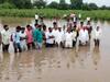 PHOTO: शेताचं झालं तळं, डोळ्यात अश्रू; औरंगाबादच्या वजनापूरात ढगफुटीसदृश पाऊस