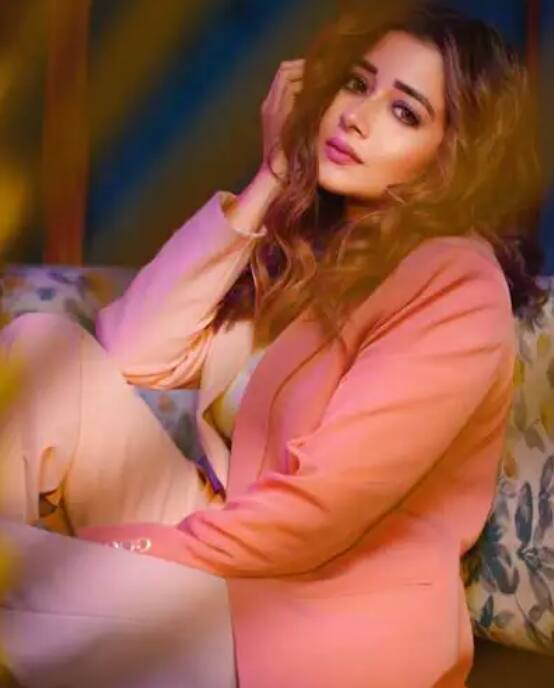 ਉਹ ਕਹਾਣੀ ਦੱਸਦੀ ਹੈ ਕਿ ਸੈੱਟ ਕਿੰਨੇ ਛੋਟੇ ਹੋਣਗੇ ਕਿਉਂਕਿ ਬਹੁਤ ਸਾਰੇ ਪ੍ਰੋਡਕਸ਼ਨ ਹਾਊਸਾਂ ਦੇ ਆਪਣੇ ਸੈੱਟ ਸਨ। ਉਹ ਇਹ ਕਹਿ ਕੇ ਵਿਸਤ੍ਰਿਤ ਕਰਦੀ ਹੈ ਕਿ ਜਦੋਂ ਉਸ ਕੋਲ ਸੈੱਟ 'ਤੇ ਬਹੁਤ ਸਾਰੇ ਸੀਨੀਅਰ ਕਲਾਕਾਰ ਸਨ ਅਤੇ ਲੋਕਾਂ ਨੇ ਉਸ ਨਾਲ ਸਹੀ ਵਿਵਹਾਰ ਨਹੀਂ ਕੀਤਾ ਸੀ।