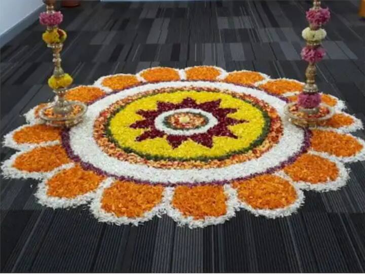 दिवाळीला ही सोप्या डिझाइनची रांगोळी तुम्ही काढू शकता. या रांगोळीसाठी तुम्ही पांढऱ्या, लाल आणि जांभळ्या रंगाच्या फुलांचा वापर करु शकता.