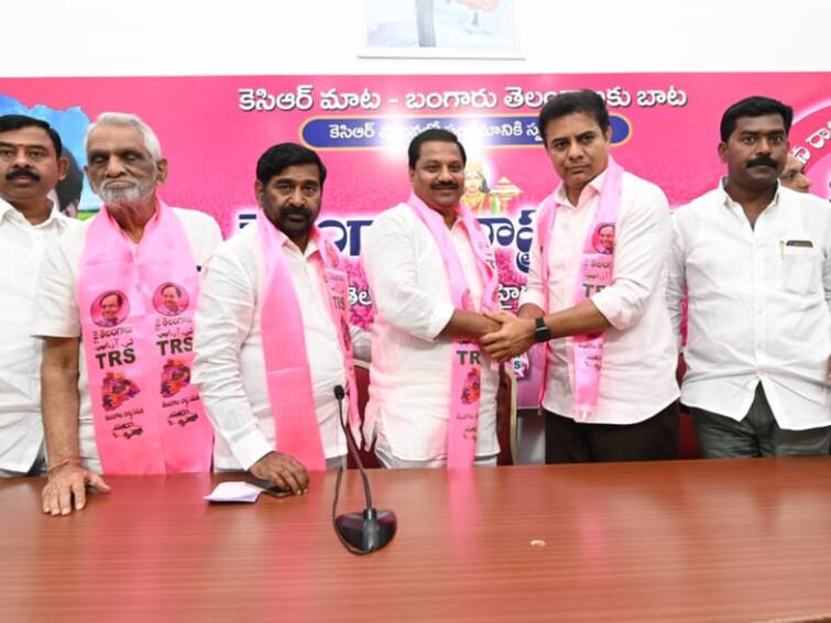 Former MLA BJP Leader Bhikshamayya Goud joined TRS. ఉదయం బీజేపీకి రాజీనామా చేసి సాయంత్రానికి కారు ఎక్కిన మాజీ ఎమ్మెల్యే బూడిద భిక్షమయ్య గౌడ్