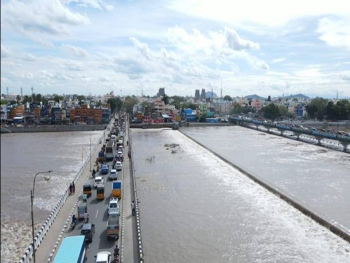 மதுரை வைகை நதியை கடந்து ஏ.வி பாலம் மூலம் செல்லும் போக்குவரத்து.