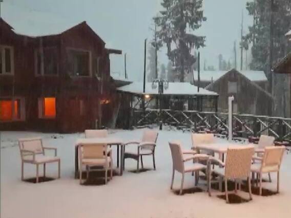 Snowfall In Kashmir: कश्मीर में हुई मौसम की पहली बर्फबारी, पहाड़ों ने ओढ़ी सफेद चादर, देखें तस्वीरें Snowfall In Kashmir: कश्मीर में हुई मौसम की पहली बर्फबारी, पहाड़ों ने ओढ़ी सफेद चादर, देखें तस्वीरें