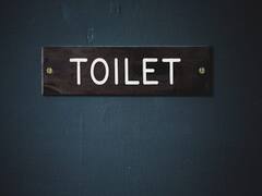 मोबाइल लाइट के भरोसे सबसे अमीर महानगर पालिका के सार्वजनिक शौचालय, डर में साए में महिलाएं