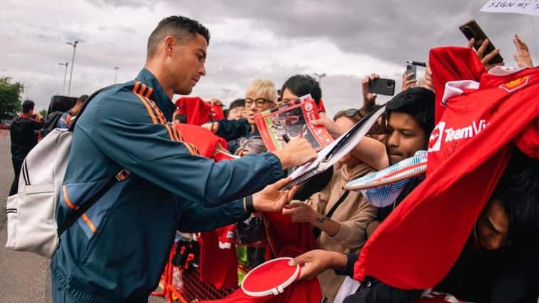 Cristiano Ronaldo leaving ground before match end vs Tottenham Hotspur sparks controversy Cristiano Ronaldo: দলের জয় সত্ত্বেও ক্ষুব্ধ রোনাল্ডো, ম্যাচ শেষের আগেই ছাড়লেন মাঠ