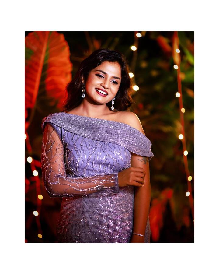 కృష్ణవేణి సీరియల్ తో బుల్లితెర ప్రేక్షకులకు దగ్గరైన రక్షా గౌడ ప్రస్తుతం 'గుప్పెడంత మనసు' సీరియల్ లో నటిస్తోంది. వసుధార పాత్రలో రక్షా గౌడ నటనకు చాలామంది అభిమానులున్నారు.