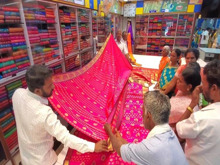 kanchipuram silk saree best silk sarees  india graceful designs and glamorous look  target is increased சாதிக்கும் கைத்தறி நெசவாளர்கள்.. 133 கோடி இலக்கு.. நலிவடைந்த நெசவாளர்களின் நிலைமை என்ன ?