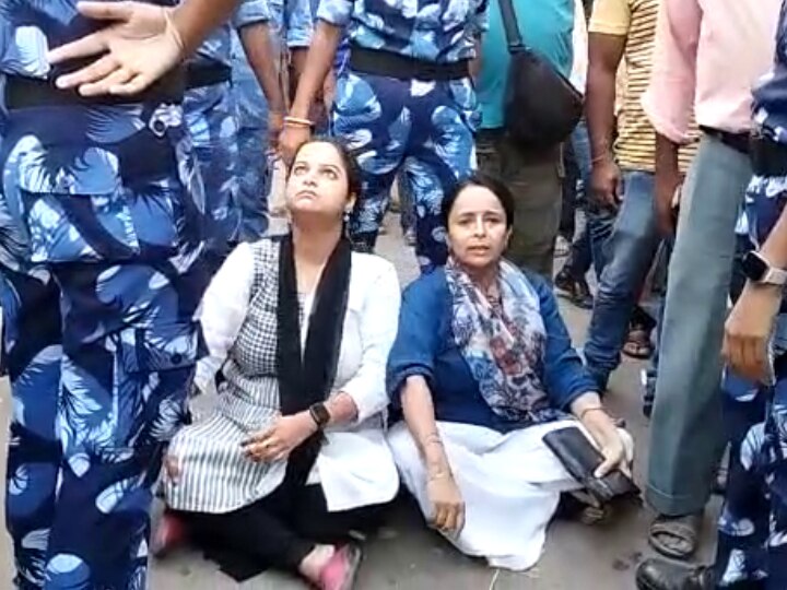 Watch: ओ हैलो... दांत काट लूंगी! बिहार के भागलपुर में अतिक्रमण हटाने के दौरान हंगामा, पुलिस से भिड़ी युवती