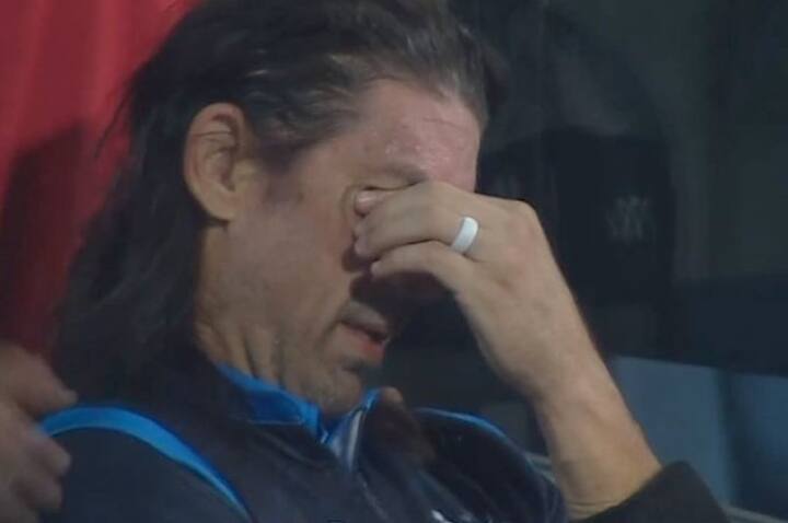 David Weise wept after Namibia's defeat against UAE at Simmonds Stadium in Geelong on Thursday Video goes Viral on Social Media Watch Video: UAE के खिलाफ नामीबिया की हार के बाद रो पड़े डेविड वीजे, वीडियो वायरल