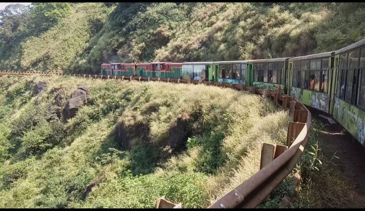 प्रचंड पावसामुळे घाटातील ट्रॅक पूर्णतः वाहून गेले होते.