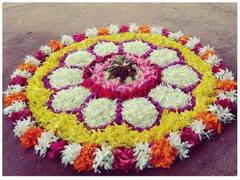 Flower Rangoli: રંગોળી બનાવવનો સમય નથી તો ફુલોથી આ રીતે બનાવો ખૂબસૂરત ડિઝાઇન
