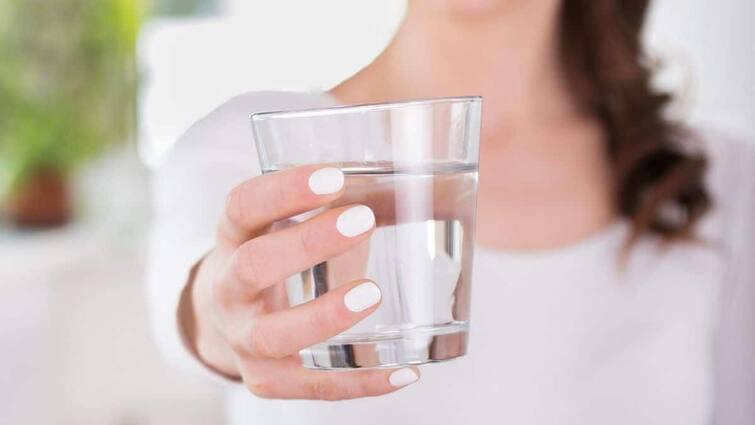 Health Tips drinking hot water may harm your health marathi news Health Tips : सारखं गरम पाणी पिताय? वेळीच सावध व्हा; होऊ शकतात गंभीर परिणाम