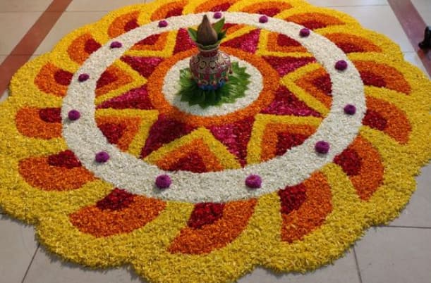 मध्यभागी कलश ठेवून देखील तुम्ही फुलांची रांगोळी काढू शकता.
