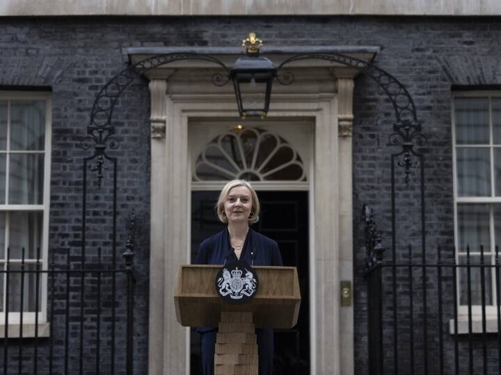 UK Political Crisis: लिज ट्रस ने ब्रिटेन के प्रधानमंत्री पद से दिया इस्तीफा, जानिए इसकी वजह