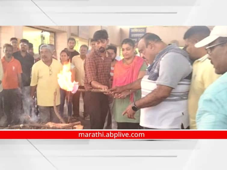 daughter Funeral to his father body The changing foothold of the pardeshi Kayastha community in Miraj Sangli News : वडिलांच्या पार्थिवाला लंडनमधून येत लेकीनं दिला अग्नी; मिरजेतील परदेशी-कायस्थ समाजाचे परिवर्तनशील पाऊल 