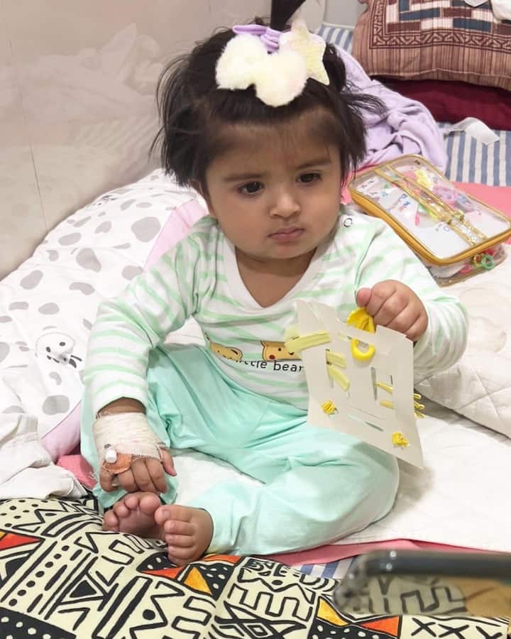 चारू ने कैप्शन में लिखा है, “आज तीन दिनों के बाद मेरी जान मेरी छोटी जियाना बेहतर महसूस कर रही है. दो दिन पहले उसे डेंगू हुआ था और मुझे अपनी नन्ही परी पर बहुत गर्व है. वह मेरी बहादुर बच्ची है. पिछले कुछ दिनों में उन्हें काफी मुश्किलों का सामना करना पड़ा था, लेकिन अब वह ठीक हो रही हैं.”