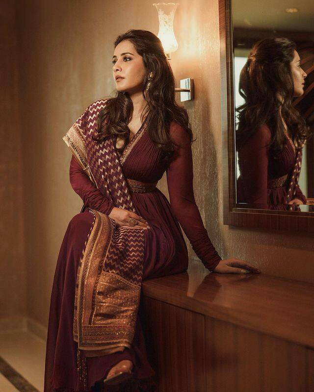 టాలీవుడ్ లో హీరోయిన్ గా ఎన్నో సినిమాలు చేసింది రాశిఖన్నా. కానీ స్టార్ స్టేటస్ ని మాత్రం అందుకోలేకపోయింది. (Courtesy : Raashi khanna Instagram)