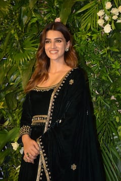 दिवाली पार्टी में कुछ ऐसे सज-धज कर पहुंचीं Kriti Sanon, वेलवेट ग्रीन अनारकली सूट में ढाया कहर