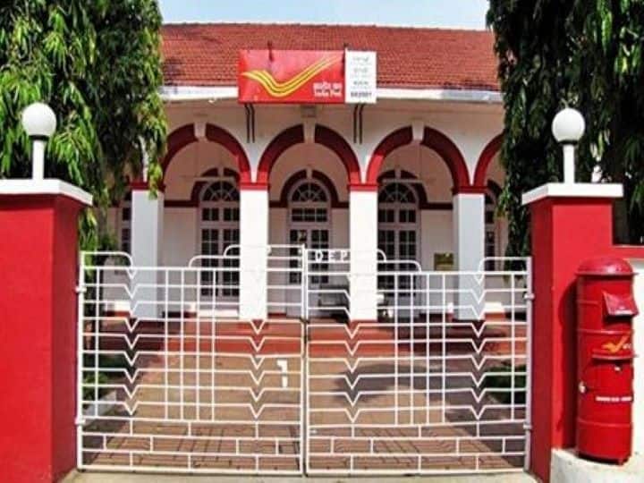 डाकघर में आपको चेक बुक, एटीएम कार्ड, आधार सीडिंग, अटल पेंशन योजना (APY), प्रधानमंत्री सुरक्षा बीमा योजना (PMSBY), प्रधानमंत्री जीवन ज्योति बीमा योजना (PMJJBY), ई-बैंकिंग/मोबाइल बैंकिंग की सभी सुविधाएं मिलती हैं.