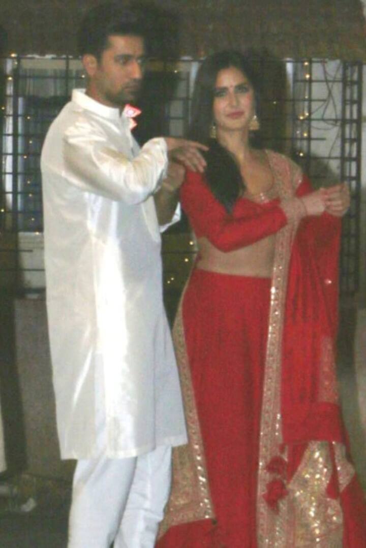 कैटरीना कैफ और विक्की कौशल - साल 2019 में, जब कैटरीना और विक्की की डेटिंग अफवाहें बॉलीवुड के गलियारे में फैली थी. तब ये दोनों पहली बार एकसाथ बच्चन की दिवाली पार्टी में स्पॉट किए गए थे.