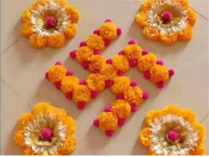घरासमोर स्वस्तिक काढणे शुभ मानले जाते.  फुलांपासून काढलेली स्वस्तिकची डिइझान झटपट काढून होते.