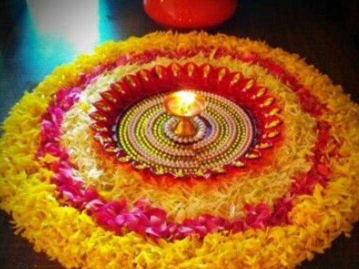 रांगोळीच्या मध्यभागी दिवा लावून त्याच्या बाजूनं फुलांच्या पाकळ्यांची रांगोळी तुम्ही काढू शकता.