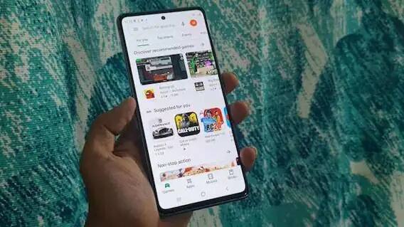 એપ્સ માટે ગૂગલ પ્લે સ્ટૉરનો જ ઉપયોગ કરો -  જો તમારા ફોનમાં કેટલીય એપ્સ ડાઉનલૉડ કરી રહ્યાં છો, તો કોશિશ કરો કે ગૂગલ પ્લે સ્ટૉરનો જ ઉપયોગ કરો. જો તમે અનઓથોરાઇઝ્ડ વેબસાઇટ પરથી ડાઉનલૉડિંગ કરો છો, તો સ્માર્ટફોન ખરાબ થવાનો ભય રહે છે.