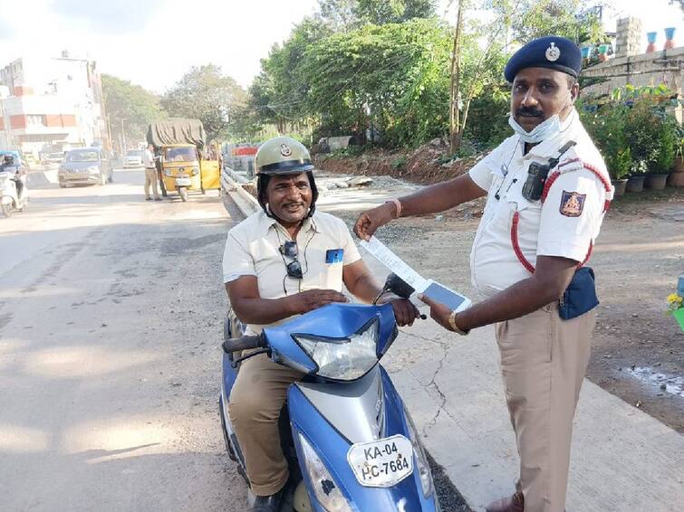 bangalore cop books fine against another cop for wearing half helmet அரை ஹெல்மெட் அணிந்த போலீஸ்: அபராதம் விதித்த சக போக்குவரத்து காவல்துறை அதிகாரி!