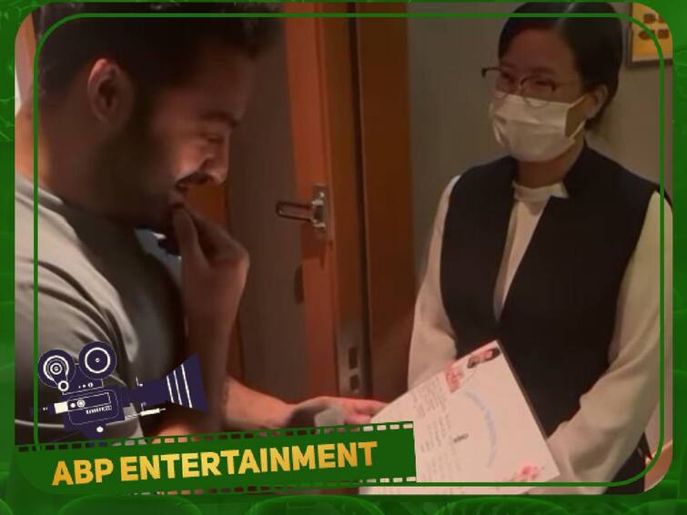 Jr NTR receives a pleasant surprise from the hotel staff as he arrives in Japan WATCH Jr NTR on Japan: ஓட்டலில் தூய்மை பணியாளர் கொடுத்த பரிசு.. நெகிழ்ச்சியில் உறைந்த ஜூனியர் என்.டி.ஆர்.. வைரல் வீடியோ!
