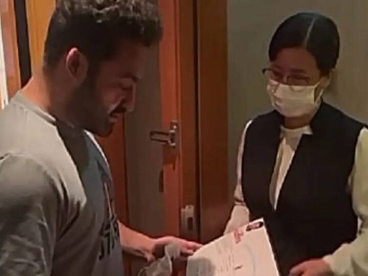 Jr NTR getting a sweet message from the hotel staff as he arrives in Japan to promote RRR RRR Promotion: जापान पहुंचे जूनियर एनटीआर को होटल स्टाफ ने दिया जबरदस्त सरप्राइज, वीडियो में देखें एक्टर का रिएक्शन