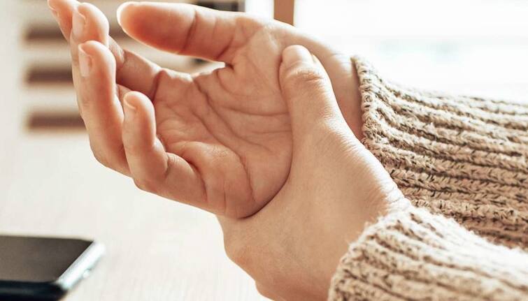Numbness in Hands: Don't ignore tingling in hands at all, get relief with these remedies Numbness in Hands : ਹੱਥਾਂ 'ਚ ਝਰਨਾਹਟ ਨੂੰ ਬਿਲਕੁੱਲ ਵੀ ਨਾ ਕਰੋ ਨਜ਼ਰਅੰਦਾਜ਼, ਇਨ੍ਹਾਂ ਉਪਾਵਾਂ ਨਾਲ ਪਾਓ ਰਾਹਤ