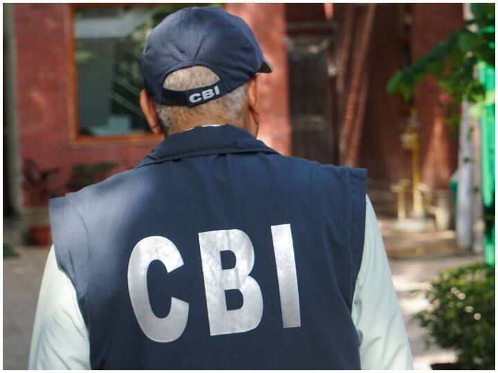 Mumbai pune CBI raids businessman Vinod Jatia house in connection with Indian Overseas Bank scam of Rs 73 crore Indian Overseas Bank Scam: इंडियन ओव्हरसीज बँकेला लावला 73 कोटींचा चुना, व्यापाऱ्याच्या घरावर सीबीआयची धाड