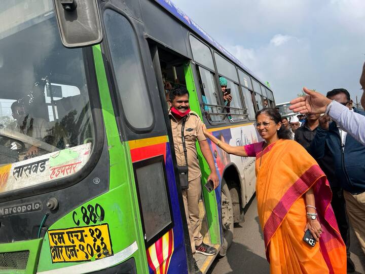 पुण्यात झालेल्या मुसळधार पावसामुळे पुणे - सोलापूर महामार्गावरील शेवाळेवाडी येथे मोठ्या प्रमाणात पाणी साचल्याने याचा फटका खासदार सुप्रिया सुळे यांनाही बसला आहे