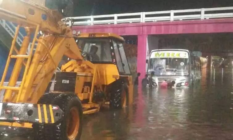 Heavy rain in Trichy, private bus stuck in railway tunnel. திருச்சியில் கனமழை - சுரங்கப்பாதையில் சிக்கிய தனியார் பேருந்து