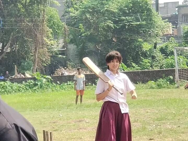इन तस्वीरों में अनुष्का व्हाइट शर्ट, मैरून कलर की स्कर्ट और पैरों में चप्पल पहने नजर आ रही हैं. वहीं उनके बाल काफी छोटे हैं. फोटो क्रेडिट- ट्विटर फैन पेज