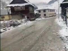 Snowfall In Kashmir: कश्मीर में हुई मौसम की पहली बर्फबारी, पहाड़ों ने ओढ़ी सफेद चादर, देखें तस्वीरें