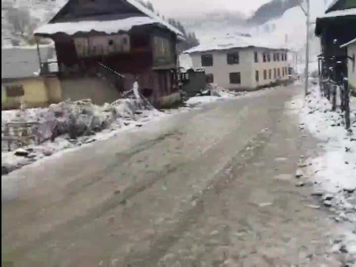 बर्फबारी के कारण यहां तापमान में भी भारी गिरावट आई है. गुलमर्ग में भी मौसम की पहली बर्फ पड़ना शुरू हो गया है. चारों तरफ बर्फ ही बर्फ नजर आ रही है.