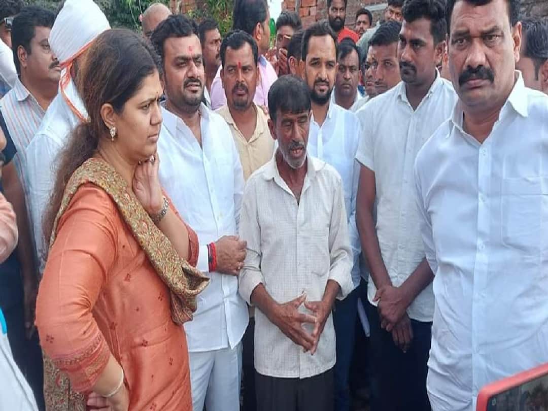 Beed Farmer cried his heart out after Pankaja Munde asks him the issues related to farming Maharashtra Marathi news पंकजा मुंडे पोहचल्या बांधावर; आपली व्यथा सांगताना शेतकरी ढसाढसा रडला
