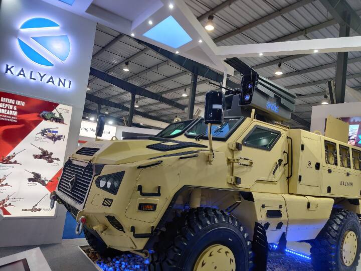 Defence Expo 2022 In Gujrat Indian Army Showed M4 Combat Vehicle which is used  Against China in Eastern Ladakh ANN Def Expo 2022: डिफेंस एक्सपो में दिखी स्वदेशी एम-4 कॉम्बेट व्हीकल, पूर्वी लद्दाख में की गई है तैनाती