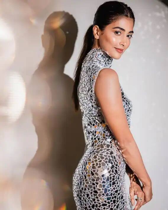 Pooja Hegde Photos: ટૉલીવુડથી લઇને બૉલીવુડ સુધીની ફિલ્મી સફર કરીને પોતાના ખાસ જગ્યા બનાવી ચૂકેલી એક્ટ્રેસ પૂજા હેગડે ચર્ચામા છે. દેસી હોય કે વેસ્ટર્ન દરેક લૂકમાં પૂજા હેગડેના લાખો દિવાના છે.